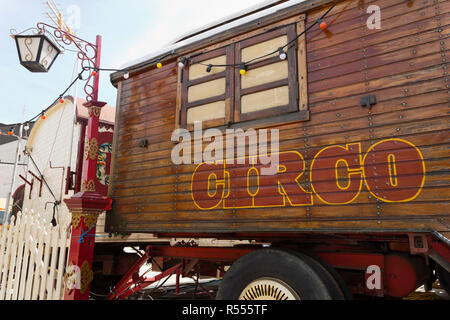 Zirkuswagen mit spanischen Circo Schriftzug Stockfoto