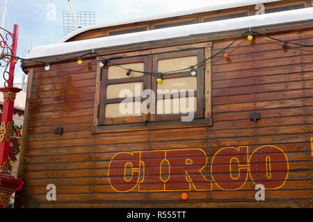 Zirkuswagen mit spanischen Circo Schriftzug Stockfoto