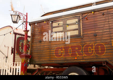 Zirkuswagen mit spanischen Circo Schriftzug Stockfoto