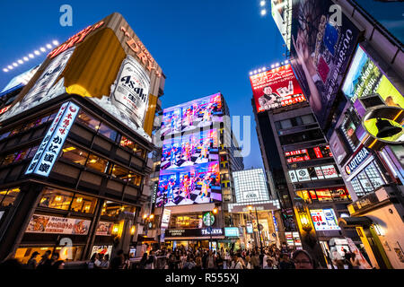 Osaka, Japan - 30. August 2018: Dotonbori Einkaufsviertel in der Dämmerung Stockfoto