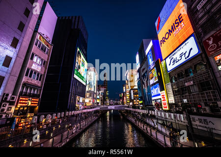 Osaka, Japan - 30. August 2018: Dotonbori Einkaufsviertel in der Dämmerung Stockfoto