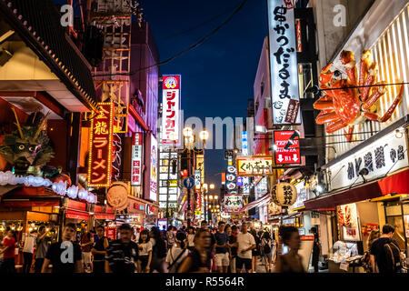 Osaka, Japan - 30. August 2018: Dotonbori Einkaufsviertel in der Dämmerung Stockfoto