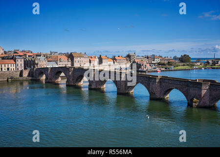 Blick hinunter zum Fluss Tweed Berwick alte Brücke, Berwick upon Tweed, North Northumberland, England, Großbritannien Stockfoto