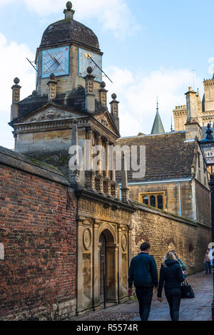 Die Sonnenuhr, Gonville und Caius College, Senate House Passage, Cambridge, England, Großbritannien Stockfoto