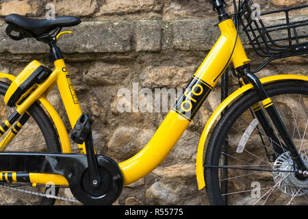 Ofo ist ein Beijing-based Fahrrad teilen Unternehmen mit einem dockless System es seine Smartphone App zu entsperren und in der Nähe Fahrräder suchen verwendet. Hier in Großbritannien gesehen Stockfoto