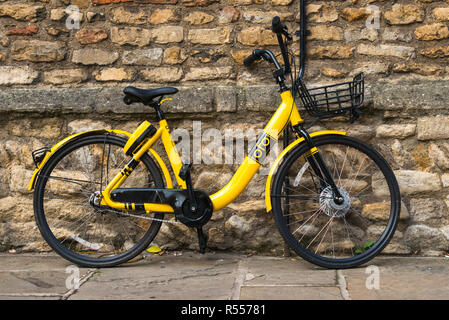 Ofo ist ein Beijing-based Fahrrad teilen Unternehmen mit einem dockless System es seine Smartphone App zu entsperren und in der Nähe Fahrräder suchen verwendet. Hier in Großbritannien gesehen Stockfoto