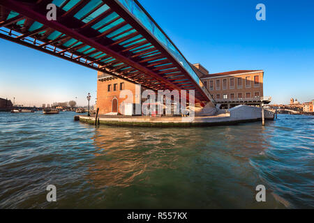 Verfassung-Brücke und Ferrovia Station in Venedig, Italien Stockfoto