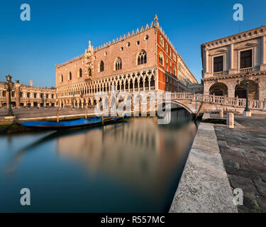 Dogenpalast, beleuchtet von Rising Sun bei Sonnenaufgang, Venedig, Italien Stockfoto