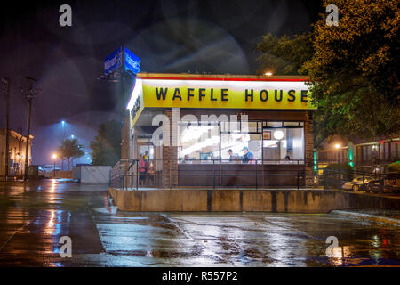 Die Gäste eines örtlichen Waffle House essen ihr fettiges Löffel Fast Food, während es regnet. Die Federal Emergency Management Agency FEMA nutzt den sogenannten Waffle House Index, um die Auswirkungen eines Sturms zu bestimmen. Das Waffle House gehört in der Regel zu den letzten, die während einer Katastrophe schließen und die ersten öffnen. Stockfoto