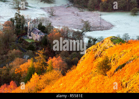 Dawn von Todd Crag, Loughrigg, über Ambleside im Lake District, UK, auf Brathay Kirche. Stockfoto