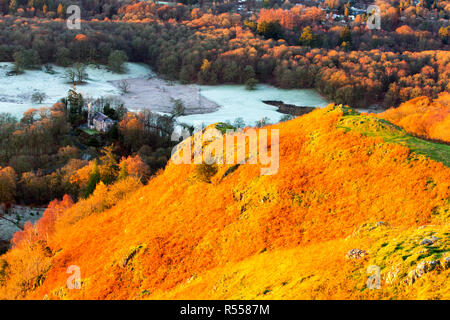 Dawn von Todd Crag, Loughrigg, über Ambleside im Lake District, UK, auf Brathay Kirche. Stockfoto