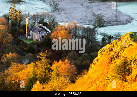 Dawn von Todd Crag, Loughrigg, über Ambleside im Lake District, UK, auf Brathay Kirche. Stockfoto