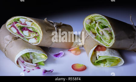 Gesundes Mittagessen Snack. Stapel von mexikanischen Street Food fajita Tortilla Wraps mit gegrillten Buffalo Chicken Filet und frischem Gemüse Stockfoto