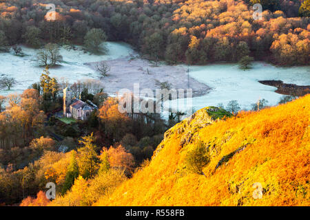 Dawn von Todd Crag, Loughrigg, über Ambleside im Lake District, UK, auf Brathay Kirche. Stockfoto