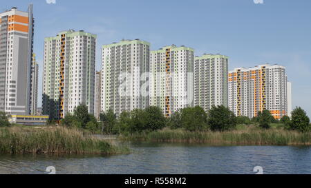 St. Petersburg, Russland, 29. Mai 2016 Moderne Hochhäuser stehen über See unter blauem Himmel Stockfoto