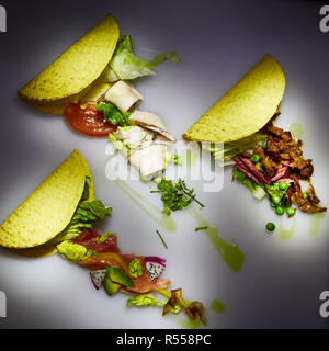 Drei verschiedene Tacos mit Rindfleisch, Huhn und Lachs. Blick von oben. Mit kopieren. Stockfoto