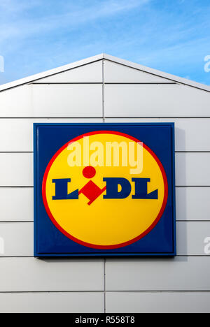 Lidl-Logo gegen blauen Himmel Stockfoto