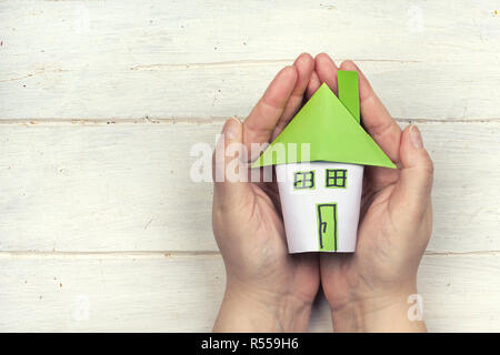 Haus in der Hand halten Stockfoto