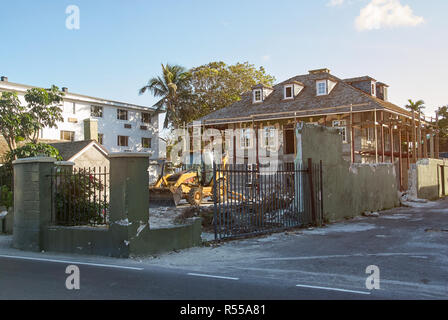 Bulldozer Abriss Haus Thema. Bagger Reinigung Gebäude Stockfoto