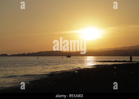 Schönen Sonnenuntergang mit Torre del Mar im Hintergrund, Andalusien, Spanien Stockfoto