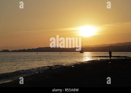 Schönen Sonnenuntergang mit Torre del Mar im Hintergrund, Andalusien, Spanien Stockfoto