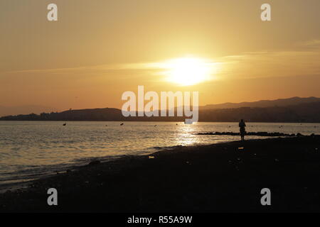 Schönen Sonnenuntergang mit Torre del Mar im Hintergrund, Andalusien, Spanien Stockfoto