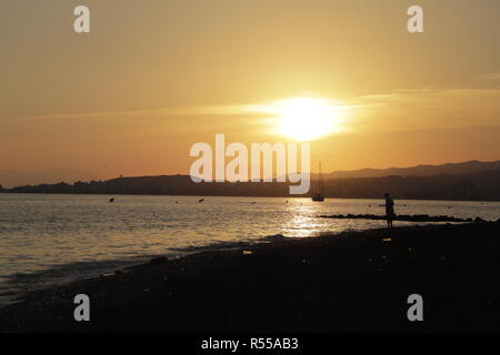 Schönen Sonnenuntergang mit Torre del Mar im Hintergrund, Andalusien, Spanien Stockfoto