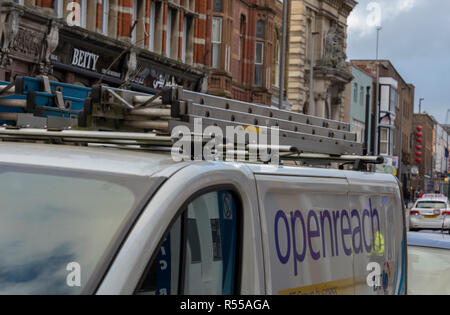 Ein bt openreach Installateure van in der Innenstadt geparkt. British Telecom Internet Verbindungen. Stockfoto