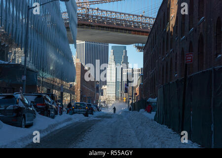 Brooklyn Straße mit Schneedecke an einem sonnigen Morgen nach der Blizzard von 23. Januar 2016 Stockfoto