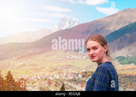 Schöne blonde Mädchen auf dem Hintergrund der Berg Ushba, Berge von Swanetien, Georgia. Stockfoto