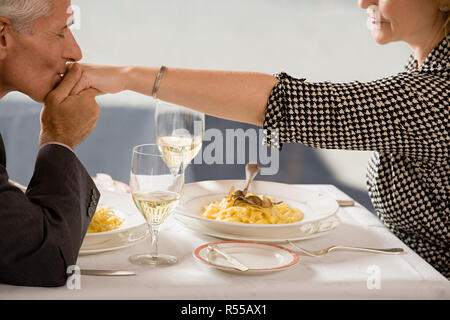 Mann küssen Frauenhand Stockfoto