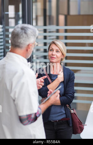 Arzt für Allgemeinmedizin mit einem Patienten sprechen. Stockfoto