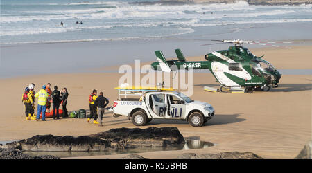 RNLI erholt Leiche von Dylan Henty an Fistral Bay Newquay Cornwall im Vereinigten Königreich Stockfoto