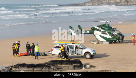 RNLI erholt Leiche von Dylan Henty an Fistral Bay Newquay Cornwall im Vereinigten Königreich Stockfoto