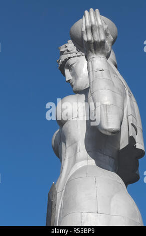 Aluminium Statue einer Frau in der traditionellen georgischen Kleidung - riesige Kartvlis Kartlis Deda Deda (oder) Stockfoto