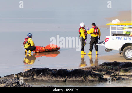 RNLI erholt Leiche von Dylan Henty an Fistral Bay Newquay Cornwall im Vereinigten Königreich Stockfoto