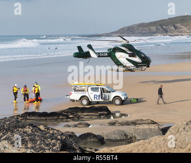 RNLI erholt Leiche von Dylan Henty an Fistral Bay Newquay Cornwall im Vereinigten Königreich Stockfoto