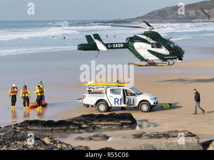 RNLI erholt Leiche von Dylan Henty an Fistral Bay Newquay Cornwall im Vereinigten Königreich Stockfoto