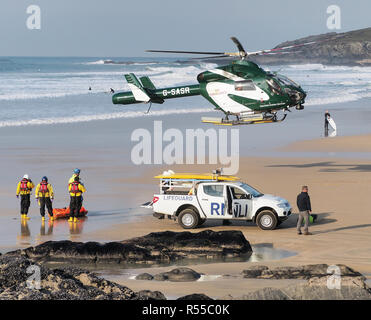 RNLI erholt Leiche von Dylan Henty an Fistral Bay Newquay Cornwall im Vereinigten Königreich Stockfoto