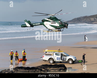 RNLI erholt Leiche von Dylan Henty an Fistral Bay Newquay Cornwall im Vereinigten Königreich Stockfoto