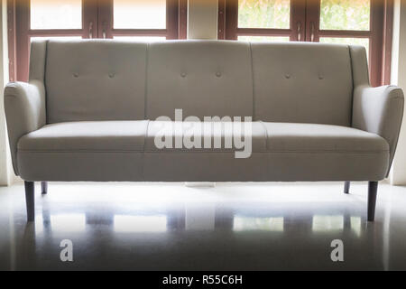 Moderne Hellgrau Sofa Bank Stockfoto