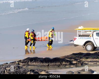 RNLI erholt Leiche von Dylan Henty an Fistral Bay Newquay Cornwall im Vereinigten Königreich Stockfoto