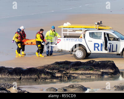 RNLI erholt Leiche von Dylan Henty an Fistral Bay Newquay Cornwall im Vereinigten Königreich Stockfoto