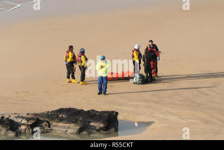 RNLI erholt Leiche von Dylan Henty an Fistral Bay Newquay Cornwall im Vereinigten Königreich Stockfoto