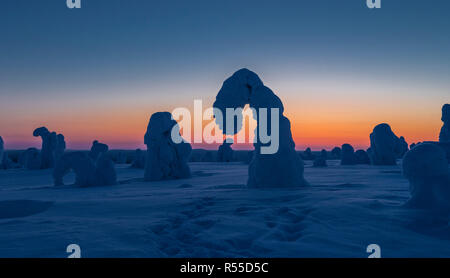 Ein breites Panorama bei Sonnenuntergang letzte Glut mit einem tiefen Orange glühen in den Himmel auf dem Höhepunkt im Riistituntie National Park in der Nähe von Ruka, mit einem breiten Ex Stockfoto