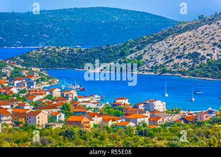 Luftaufnahme in der Küstenstadt Vinisce in Dalmatien, Kroatien. Stockfoto