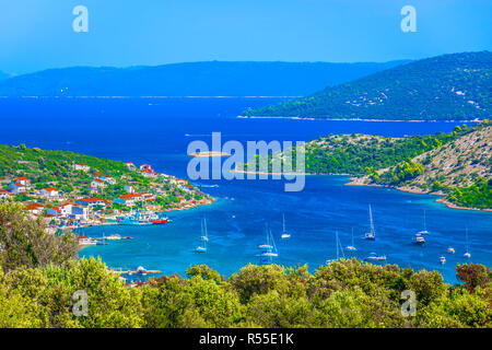 Malerischer Blick auf erstaunliche Blau malerische Bucht in Dalmatien, Kroatien Mittelmeer. Stockfoto