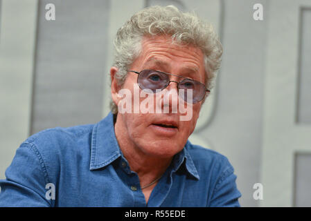 Roger Daltrey zeichen Exemplare seines neuen Buches "Vielen Dank Herr Kibblewhite' bei Barnes & Noble, der 5th Avenue am 26. Oktober 2018 in New York City. Stockfoto