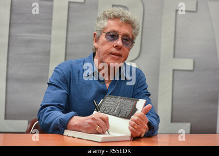 Roger Daltrey zeichen Exemplare seines neuen Buches "Vielen Dank Herr Kibblewhite' bei Barnes & Noble, der 5th Avenue am 26. Oktober 2018 in New York City. Stockfoto