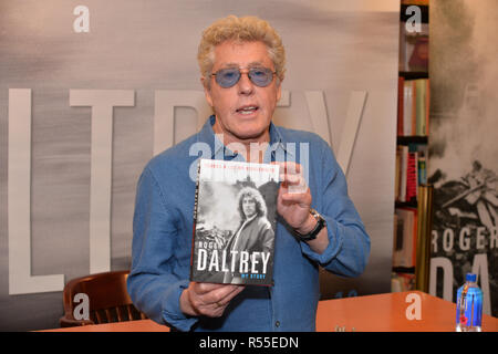 Roger Daltrey zeichen Exemplare seines neuen Buches "Vielen Dank Herr Kibblewhite' bei Barnes & Noble, der 5th Avenue am 26. Oktober 2018 in New York City. Stockfoto